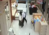 Kadın çalışan hırsızı paketledi