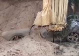 Kamyonun damperi lüks araçların üzerine devrildi