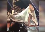Madonna sahnede duvak yüzünden düşüyordu