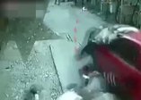 Otomobil kalabalığa daldı