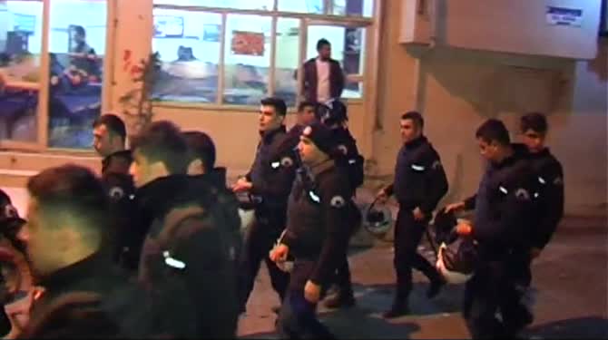 Polise saldırmak isteyen terör örgütü yandaşlarını vatandaşlar kovaladı