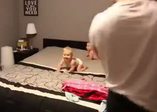 Dört çocuğunu giydirmeye çalışan babanın mücadelesi