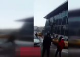 Bir kişiyi yaralayan kar kütlesi böyle geldi