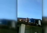 Alkollü maymun elinde bıçakla çatıya çıktı