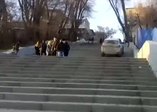Trafikten sıkılan lüks araç merdivenlerden tırmandı