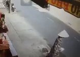 Motosiklet sürücüsü otobüsün altında kaldı