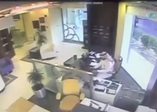 Otomobilin ofise dalma anı kamerada