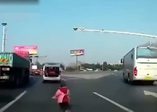 Küçük çocuk arabadan yola düştü