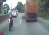 Kamyon altından mucize kurtuluş!
