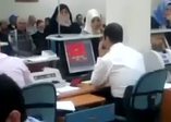 Banka çalışanı okey oynarken vatandaşı böyle bekletti