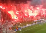 Alevli tribün şovu maçı tatil ettirdi!