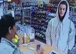 Kadın kasiyer soyguncuyu perişan etti