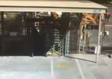 Aydınlatma direği kadının üzerine düştü