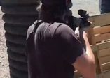Matrix'in yıldızı Keanu Reeves'ten müthiş silah şovu!