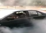 Lastik yakan genç kız