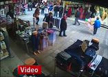 Seyyar satıcı Suriyeli çocuğu yere vurdu