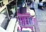 Suriyeli çocuğun suçu şapkasını çalmakmış