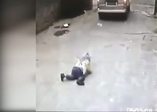 Üzerinden araba geçen minik çocuk kalkıp yürüdü