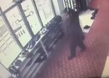 Camiden ayakkabı hırsızlığı kamerada