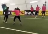 Top cambazı, futbol yıldızını perişan etti