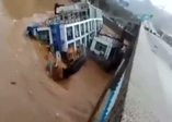 Restoran tekneler taşkın kurbanı oldu