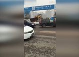 Şantiye girişine park eden aracın hazin sonu kamerada!