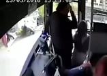 Direksiyonu birden otobüsün önüne kırdı