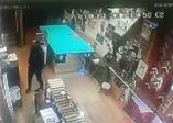 Güpegündüz cep telefonu bayisini soydular