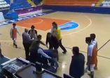 Hakeme uçarak saldırdı!