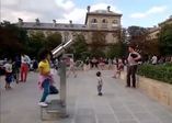 Paris'te küçük çocuğun korku dolu anları