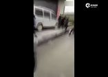 Genç kızlar satırlarla birbirine girdi