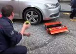 3 yaramaz kedi çekici yardımıyla kurtarıldı