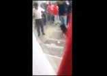 Soyguncuyu linç edip böyle ateşe verdiler