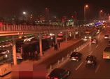 Zabıtalardan korkup yola fırladı, metrobüsün altında kaldı