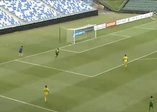 Kaleciden kendi kalesine akılları zorlayan gol!