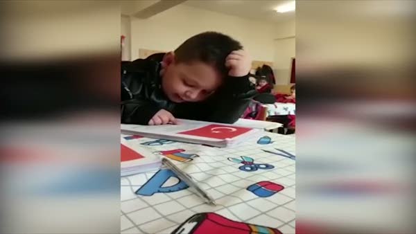 Minik çocuğun İstiklal Marşı'nı okuma çabası rekor kırdı!