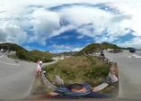 İniş yapan uçak fotoğraf çeken turisti teğet geçti