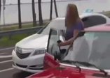 Trafikte kocası dövülen kadın silahına böyle davrandı