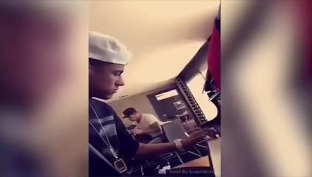 Neymar'ın piyano başında yaptığı şov olay oldu!