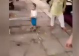 Tezgahı için zabıtalara demir boruyla saldıran küçük çocuk