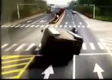 Çakıl yüklü kamyon üzerlerine devrildi!