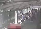 Metrobüs yoluna düşen kadın ezilmekten son anda kurtuldu