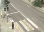 Troleybüs dikkatsiz gence böyle çarptı