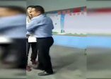 Öğretmeni tekme tokat dövdüler