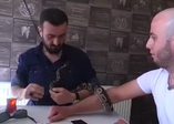 Yılanını almadan hiç bir yere girmeyen adam!
