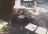 Beşiktaş’ta otomobil restorana daldı!