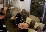 Paris'teki canlı bombanın kendini patlattığı an!