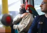 'Allah' diyen papağan metrobüs yolcularını hayrete düşürdü