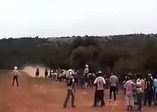 Yarışan atlar seyircileri biçti!