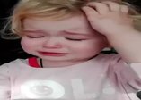Oyuncağının canı yandığını düşünen sevimli bebek